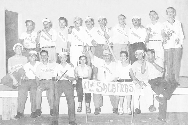 Atendendo à solicitação que fizemos, meus amigos e leitores Élison Fernandes e Joãozinho Messias cederam esta foto, feita pela Objetiva Social, durante os anos 1950. Num dos carnavais de salão na AEC-Centro, o bloco do Clube dos Salafras. Alguns não foram